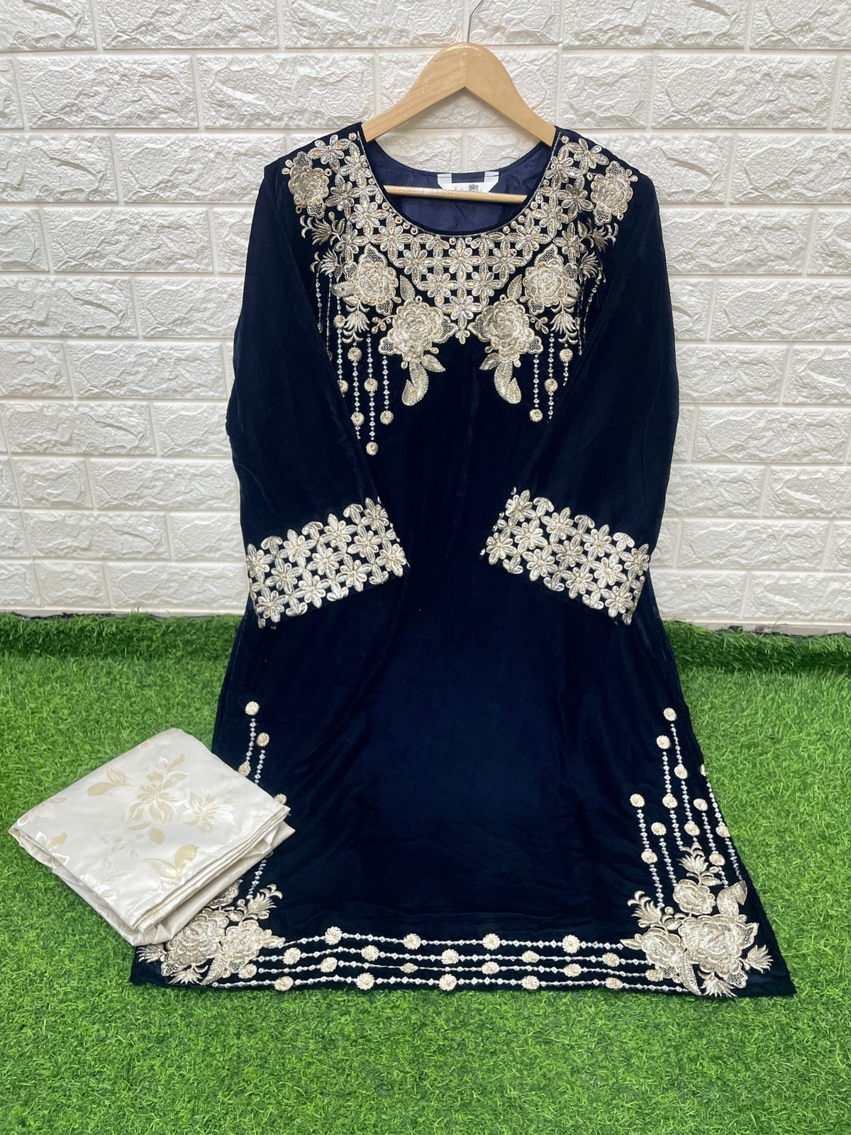 LAXURIA TRENDZ D.NO. 1223 PAKISTANI SUITS Anant Tex Exports Private Limited