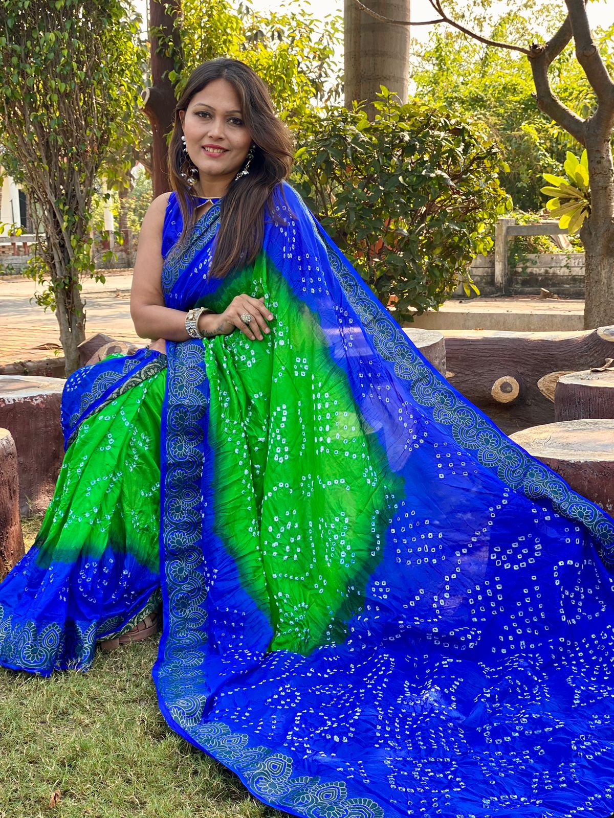 Black Bandhani Saree with Embroidery Border | Leemboodi