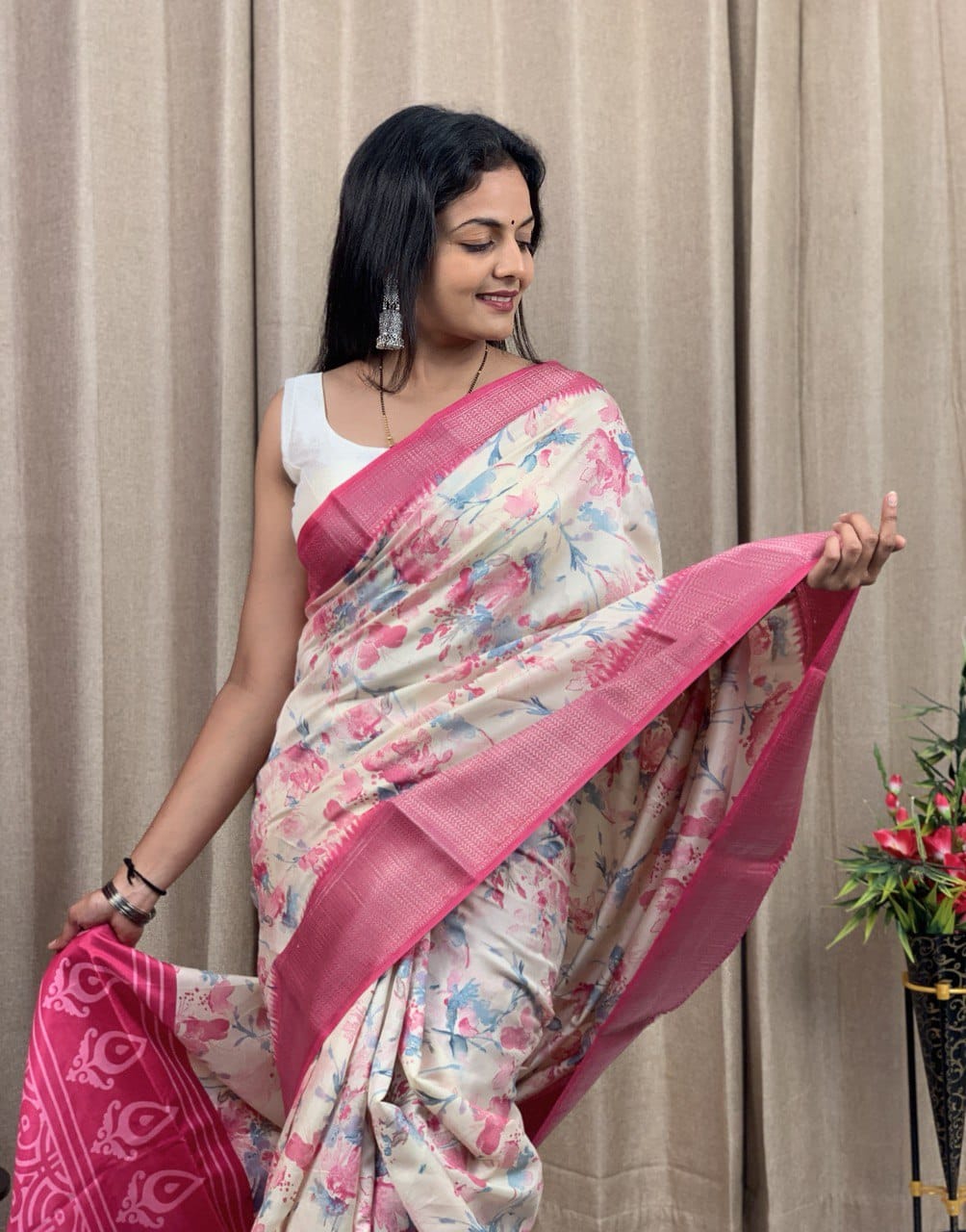 Beautiful Flower Special Dola Silk with Jequrd Boder Saree