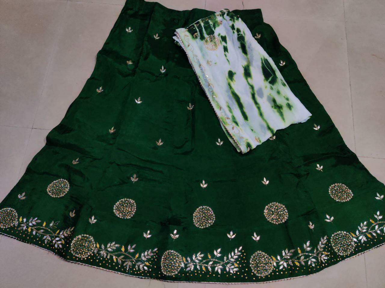 Beautiful Wedding Designer Shibori Batik Pure uppda Lehenga Chunni