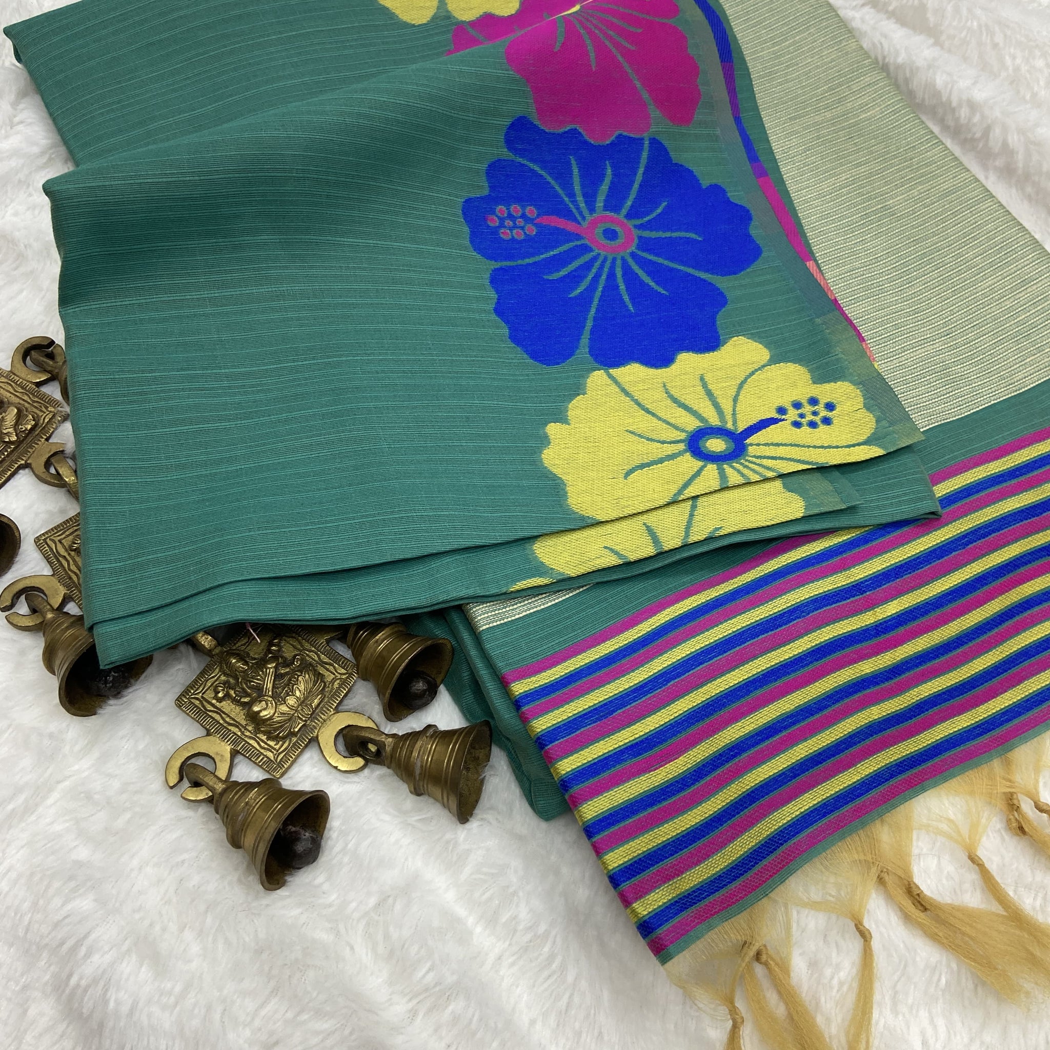 Beautiful Designer Jawa Flower Pattern Handloom Silk Saree