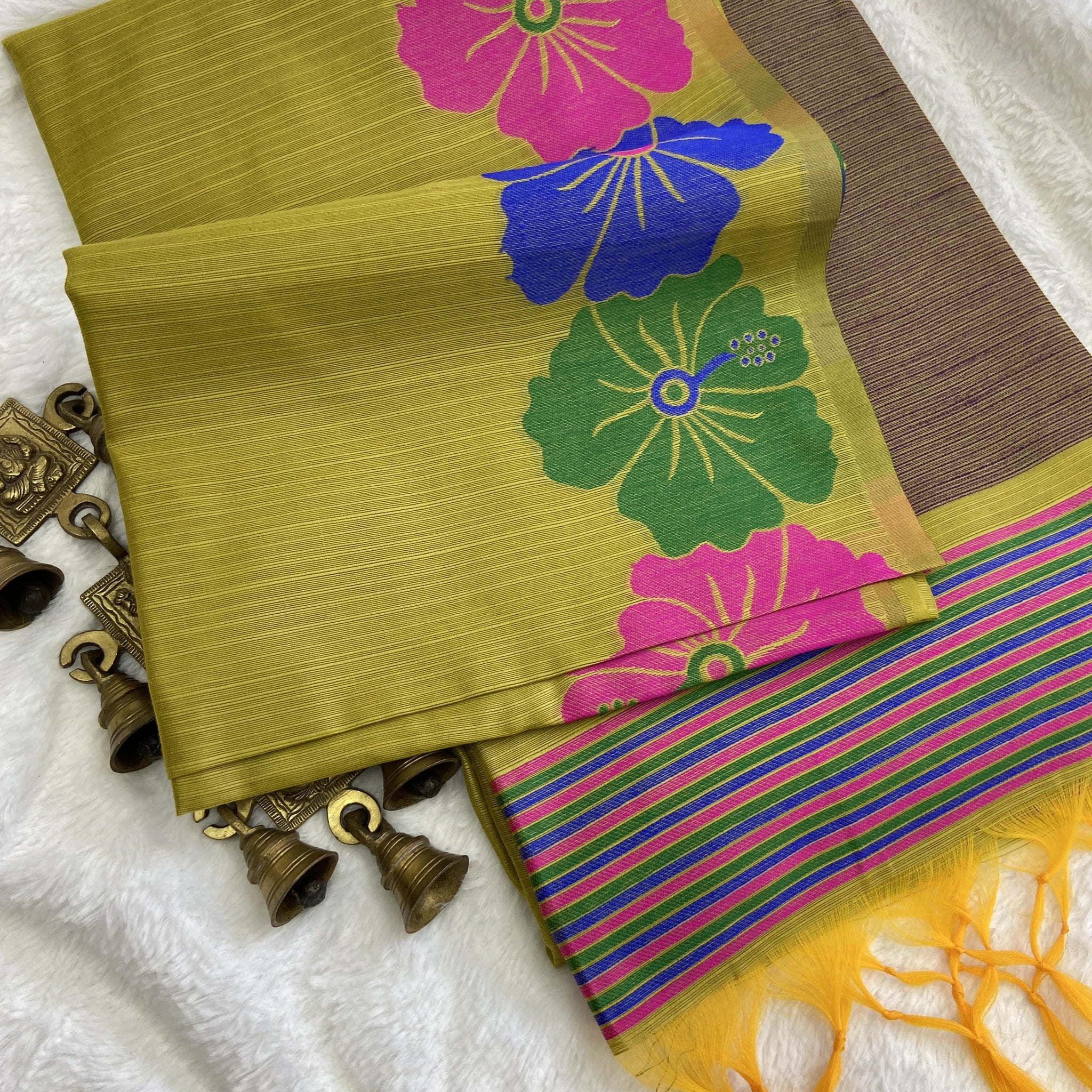 Beautiful Designer Jawa Flower Pattern Handloom Silk Saree