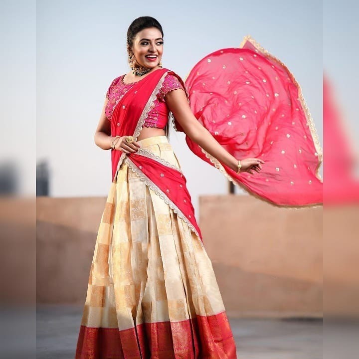 Dilightful Pink & Yellow Designer Banarasi Brocate Lehenga Choli For  Function Wear-VT1062101B - RJ Fashion